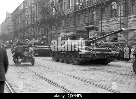Soviet T-54s in Budapest during the suppression of the Hungarian Revolution Stock Photo