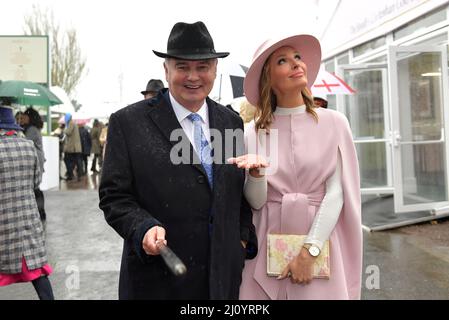 Eamonn Holmes and co presenter Isabel Webster (wearing pink)   Day 2, racing at the Cheltenham Gold Cup Festival at Cheltenham Racecourse.    Ladies d Stock Photo