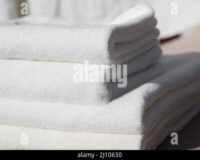 White towels texture background. White clean towels on bathroom shelf in  spa salon or beauty salon. Many cotton white towels for washing hair and  Stock Photo - Alamy