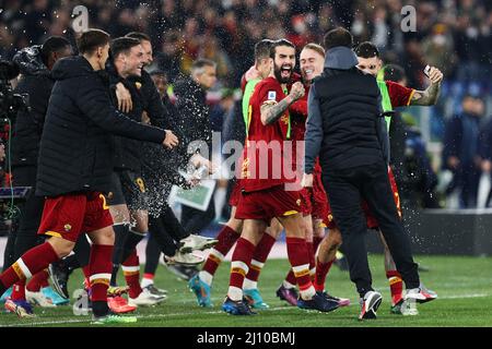 Roma players celebrate the victory at the end of the Italian championship Serie A football match between AS Roma and SS Lazio on March 20, 2022 at Stadio Olimpico in Rome, Italy - Photo: Federico Proietti/DPPI/LiveMedia Stock Photo