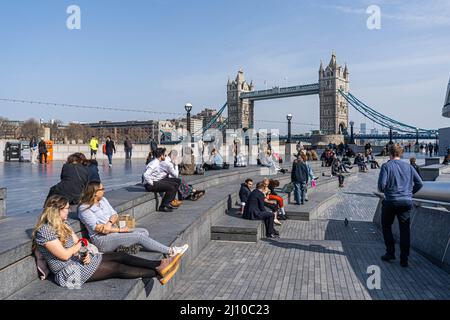 LONDON, UK. 21  March, 2022 .People  enjoying the  spring sunshine  on London Riverside as a warm weather spell lasting many days is forecast with temperatures expected to reach highs of 20celsius in London and South East England.  Credit: amer ghazzal/Alamy Live News Stock Photo