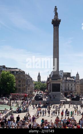 Blick von der National Gallery nach Süden zur Nelson's Column und Whitehall Stock Photo