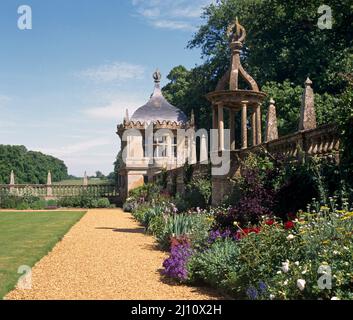 Montacute House, Garten, Haus mit Einfahrt Stock Photo