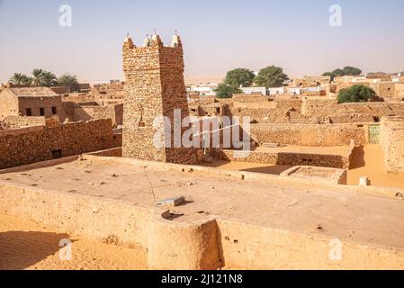 Towering minaret of the old Friday Mosque in Old Town, Chinguetti, Mauritania Stock Photo