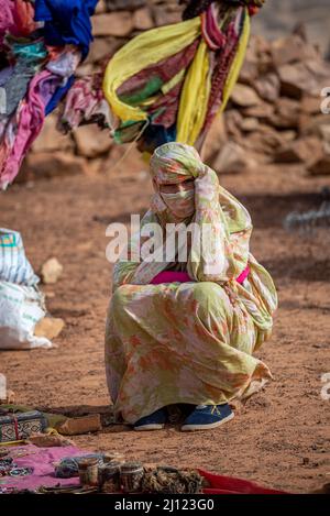 Mauritanian veiled woman selling souvenirs, Adrar Region, Mauritania Stock Photo