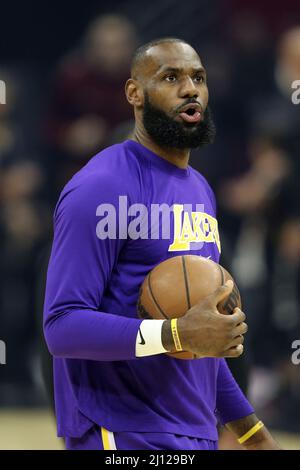 Cleveland, United States. 21st Mar, 2022. Los Angeles Lakers LeBron James (6) looks around at the crowd prior to the Lakers game against the Cleveland Cavaliers at Rocket Mortgage FieldHouse in Cleveland, Ohio on Monday, March 21, 2022. Photo by Aaron Josefczyk/UPI Credit: UPI/Alamy Live News Stock Photo