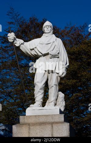Statue of Robert Falcon Scott, Christchurch, New Zealand was the base for the British Antarctic expeditions in 1901 and 1910. Stock Photo