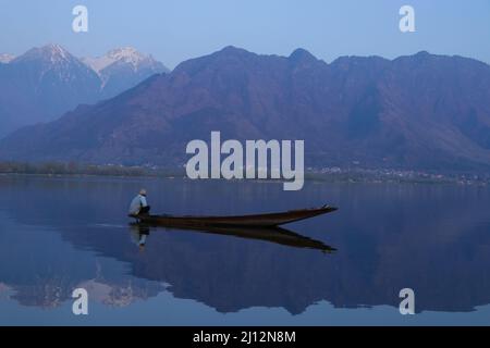 March 22, 2022, Srinagar, Jammu and Kashmir, India: A boatman rows his boat in the Dal Lake in Srinagar, Indian-Administered Kashmir. (Credit Image: © Adil Abbas/ZUMA Press Wire) Stock Photo