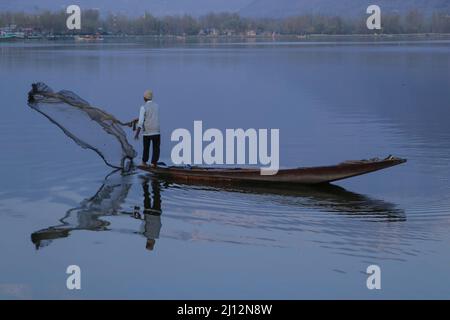 March 22, 2022, Srinagar, Jammu and Kashmir, India: A fisherman casts his net in the Dal Lake in Srinagar, Indian-Administered Kashmir. (Credit Image: © Adil Abbas/ZUMA Press Wire) Stock Photo