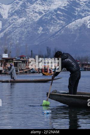 March 22, 2022, Srinagar, Jammu and Kashmir, India: A boatman rows his boat in the Dal Lake in Srinagar, Indian-Administered Kashmir. (Credit Image: © Adil Abbas/ZUMA Press Wire) Stock Photo