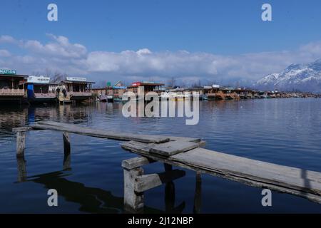 March 22, 2022, Srinagar, Jammu and Kashmir, India: A view of Dal Lake with snow clad mountains in the back drop in Srinagar, Indian-Administered Kashmir. (Credit Image: © Adil Abbas/ZUMA Press Wire) Stock Photo