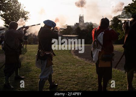 Worcester, UK. 3rd September 2021. Pictured: Re-enactors fire their muskets on top of Fort Royal Park to commemorate the thousands of fallen dead at t Stock Photo