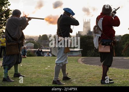 Worcester, UK. 3rd September 2021. Pictured: Re-enactors fire their muskets on top of Fort Royal Park to commemorate the thousands of fallen dead at t Stock Photo