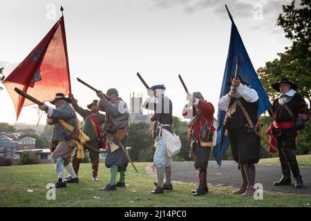 Worcester, UK. 3rd September 2021. Pictured: Re-enactors fire their muskets on top of Fort Royal Park to commemorate the thousands of fallen dead at t Stock Photo