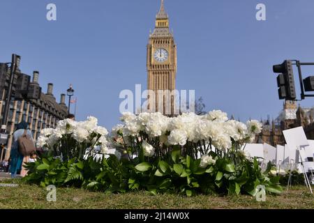 London, UK. 22nd Mar, 2022. Floral tributes on the 5th Anniversary of the Westminster Bridge and New Palace Yard Terrorist Attacks, in London, when 5 people where killed and 50 injured. (Photo by Thomas Krych/SOPA Images/Sipa USA) Credit: Sipa USA/Alamy Live News Stock Photo