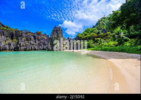 Hidden Beach In Matinloc Island, El Nido, Palawan, Philippines 