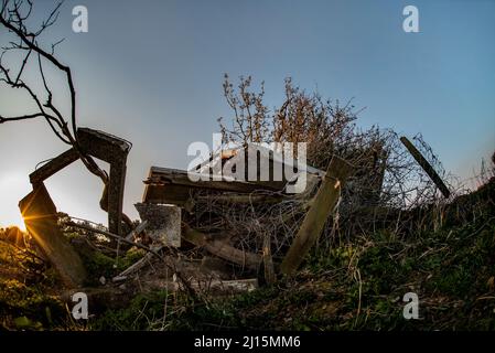 Webheath Hill Top - The derelict shed / house in the middle of a field - almost collapsed - Redditch, Worcestershire Stock Photo