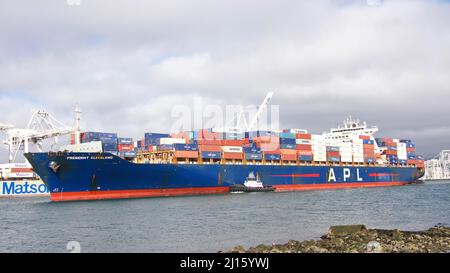 Oakland, CA - Feb 14, 2022: Tugboat REVOLUTION assisting APL cargo ship PRESIDENT CLEVELAND maneuver into the Port of Oakland, the fifth busiest port Stock Photo