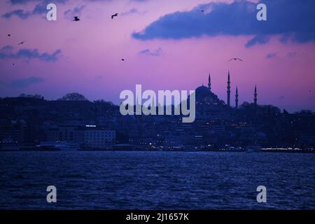 Istanbul. 22nd Mar, 2022. Photo taken on March 22, 2022 shows a sunset view in Istanbul, Turkey. Credit: Shadati/Xinhua/Alamy Live News Stock Photo