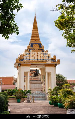 Royal Palace in Phnom Penh, Cambodia. Statue of King Norodom Stock Photo
