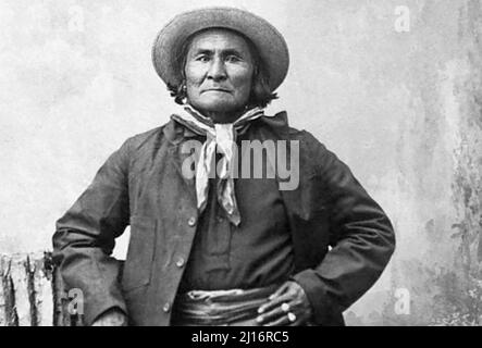 GERONIMO (1829-1909)  Apache leader and medic9ne man about 1900 Stock Photo