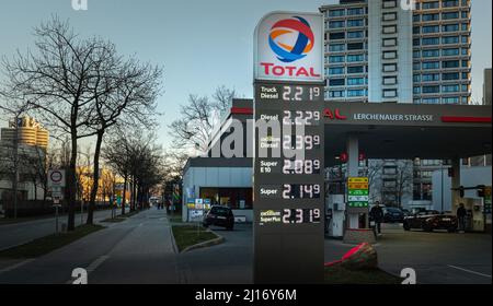 Benzinpreise an Tankstelle in München Stock Photo