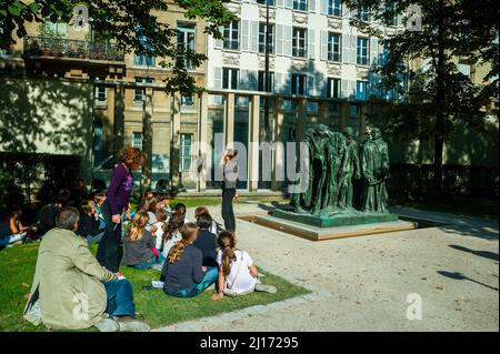 Paris, France, Group Students Museum studying, Outside,  Rodin Museum, Sculpture Auguste Rodin, musee rodin paris Stock Photo