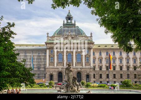 Germany, Bavaria, Munich, Neptunbrunnen in front of Palace of Justice Stock Photo
