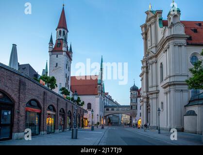 Germany, Bavaria, Munich, Viktualienmarkt at dusk with Heilig-Geist-Kirche and Old Town Hall in background Stock Photo