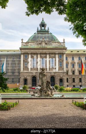 Germany, Bavaria, Munich, Neptunbrunnen in front of Palace of Justice Stock Photo