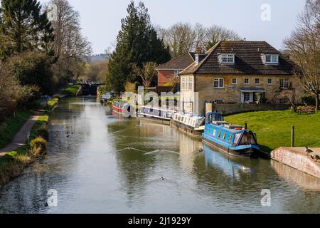 Narrowboats moored on the banks of the Kennet and Avon Canal in Hungerford, a market town in Berkshire, England Stock Photo