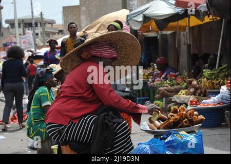 Vendors in a busy street of Accra, Ghana Stock Photo - Alamy