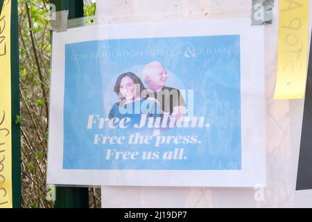 London, UK, 23rd Mar, 2022. A message of support is pinned onto railings as Stella Moris marries WikiLeaks founder Julian Assange inside Belmarsh Prison. Credit: Eleventh Hour Photography/Alamy Live News
