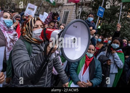 Barcelona, Spain. 23rd Mar, 2022. A demonstrator chants pro-referendum slogans through a megaphone during the protest. Sahrawis residing in Barcelona have gathered in front of the Spanish Government Delegation in Barcelona to protest the change in political criteria of the Spanish Government of Pedro Sánchez on the sovereignty of the Saharan territories. (Photo by Paco Freire/SOPA Images/Sipa USA) Credit: Sipa USA/Alamy Live News Stock Photo