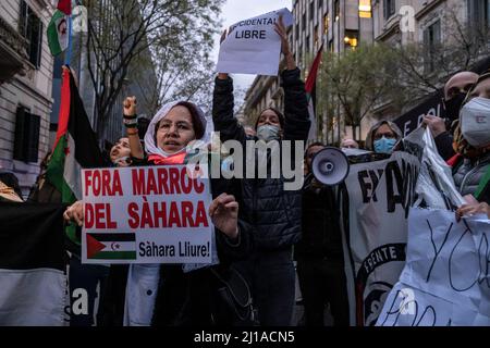 Barcelona, Spain. 23rd Mar, 2022. A demonstrator holds a placard calling for the expulsion of Morocco from the Sahara during the protest. Sahrawis residing in Barcelona have gathered in front of the Spanish Government Delegation in Barcelona to protest the change in political criteria of the Spanish Government of Pedro Sánchez on the sovereignty of the Saharan territories. (Photo by Paco Freire/SOPA Images/Sipa USA) Credit: Sipa USA/Alamy Live News Stock Photo