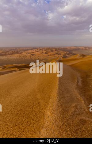 Endless dunes of the Rub'al Khali aka the Empty Quarter Desert, Abu Dhabi, United Arab Emirates Stock Photo