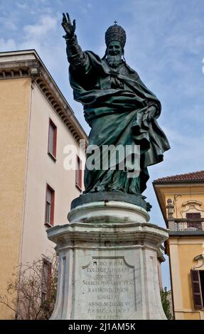 Italien Pavia 89584 Denkmal für Papst Pius V gegenüber dem von ihm 1569 gegründeten Collegio Ghislieri 1692 von Francesco Nuvolone geschaffen Stock Photo