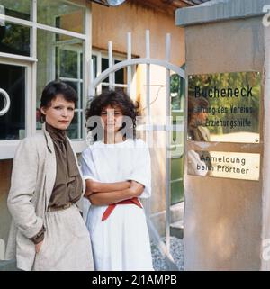 Randale, ZDF Fernsehfilm, 1982, Regie: Manfred Purzer, Szene: Angelica Domröse und Jocelyne Boisseau. Randale, TV film, 1982, directed by Manfred Purzer, scene: Angelica Domroese and Jocelyne Boisseau Stock Photo