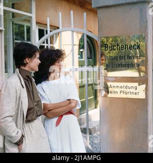 Randale, ZDF Fernsehfilm, 1982, Regie: Manfred Purzer, Szene: Angelica Domröse und Jocelyne Boisseau. Randale, TV film, 1982, directed by Manfred Purzer, scene: Angelica Domroese and Jocelyne Boisseau Stock Photo