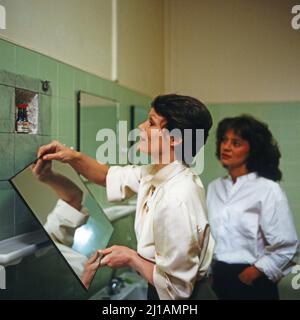 Randale, ZDF Fernsehfilm, 1982, Regie: Manfred Purzer, Szene: Angelica Domröse und Jocelyne Boisseau. Randale, TV film, 1982, directed by Manfred Purzer, scene: Angelica Domroese and Jocelyne Boisseau Stock Photo