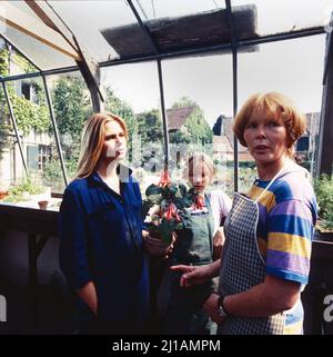 Randale, ZDF Fernsehfilm, 1982, Regie: Manfred Purzer, Szene mit Cornelia Calwer, links, als Heimmädchen Sonya. Randale, TV film, 1982, directed by Manfred Purzer, scene with Cornelia Calwer, left, as Sonya. Stock Photo