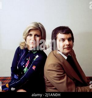Jackie Trent und Tony Hatch, britisches Sänger- und Songschreiberpaar, Deutschland um 1974. Stock Photo