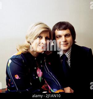 Jackie Trent und Tony Hatch, britisches Sänger- und Songschreiberpaar, Deutschland um 1974. Stock Photo