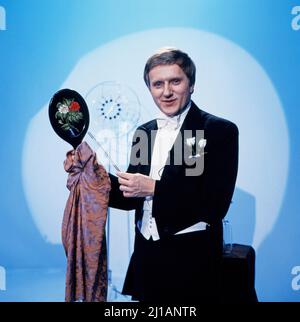 Ein Abend im blauen Salon, Magiergala und Unterhaltungsreihe, Österreich 1982, Mitwirkende: Magier Kurt Baldrian Stock Photo