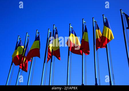 Nationalflagge von Rumänien, fotografiert in Cluj, Siebenbürgen, Rumänien  /  National flag of Romania photographed in Cluj, Transylvania, Romania  (A