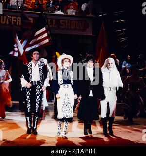 Erkennen Sie die Melodie, ZDF Quizsendung, Kandidaten raten Lieder und Melodien aus Oper, Operette und Musical, 1974, im Bild: Szene aus der Buffalo Bill Show. Erkennen Sie die Melodie, TV quiz show, Candidates guess songs and melodies from opera, operetta and musical, 1974, on the photo: scene from the Buffalo Bill Show Stock Photo