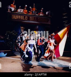 Erkennen Sie die Melodie, ZDF Quizsendung, Kandidaten raten Lieder und Melodien aus Oper, Operette und Musical, 1974, im Bild: Szene aus der Buffalo Bill Show. Erkennen Sie die Melodie, TV quiz show, Candidates guess songs and melodies from opera, operetta and musical, 1974, on the photo: scene from the Buffalo Bill Show Stock Photo