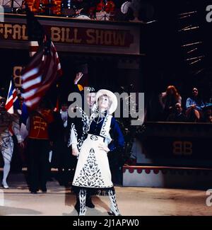 Erkennen Sie die Melodie, ZDF Quizsendung, Kandidaten raten Lieder und Melodien aus Oper, Operette und Musical, 1974, im Bild: Szene aus der Buffalo Bill Show. Erkennen Sie die Melodie, TV quiz show, Candidates guess songs and melodies from opera, operetta and musical, 1974, on the photo: scene from the Buffalo Bill Show Stock Photo