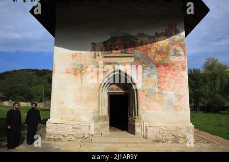 Moldauklöster, Rumänien, Die 1487 erbaute Heiligkreuzkirche von Patrauti bei Suceava ist die kleinste Kirche Stephans des Großen, Freskenfragment des Stock Photo