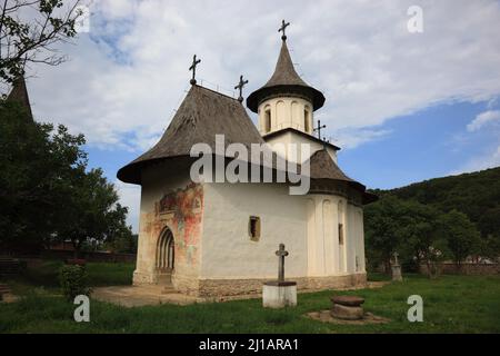 Moldauklöster, Rumänien, Die 1487 erbaute Heiligkreuzkirche von Patrauti bei Suceava ist die kleinste Kirche Stephans des Großen  /  the church of Pat Stock Photo